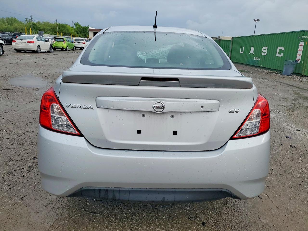 2018 NISSAN VERSA SV photo 16