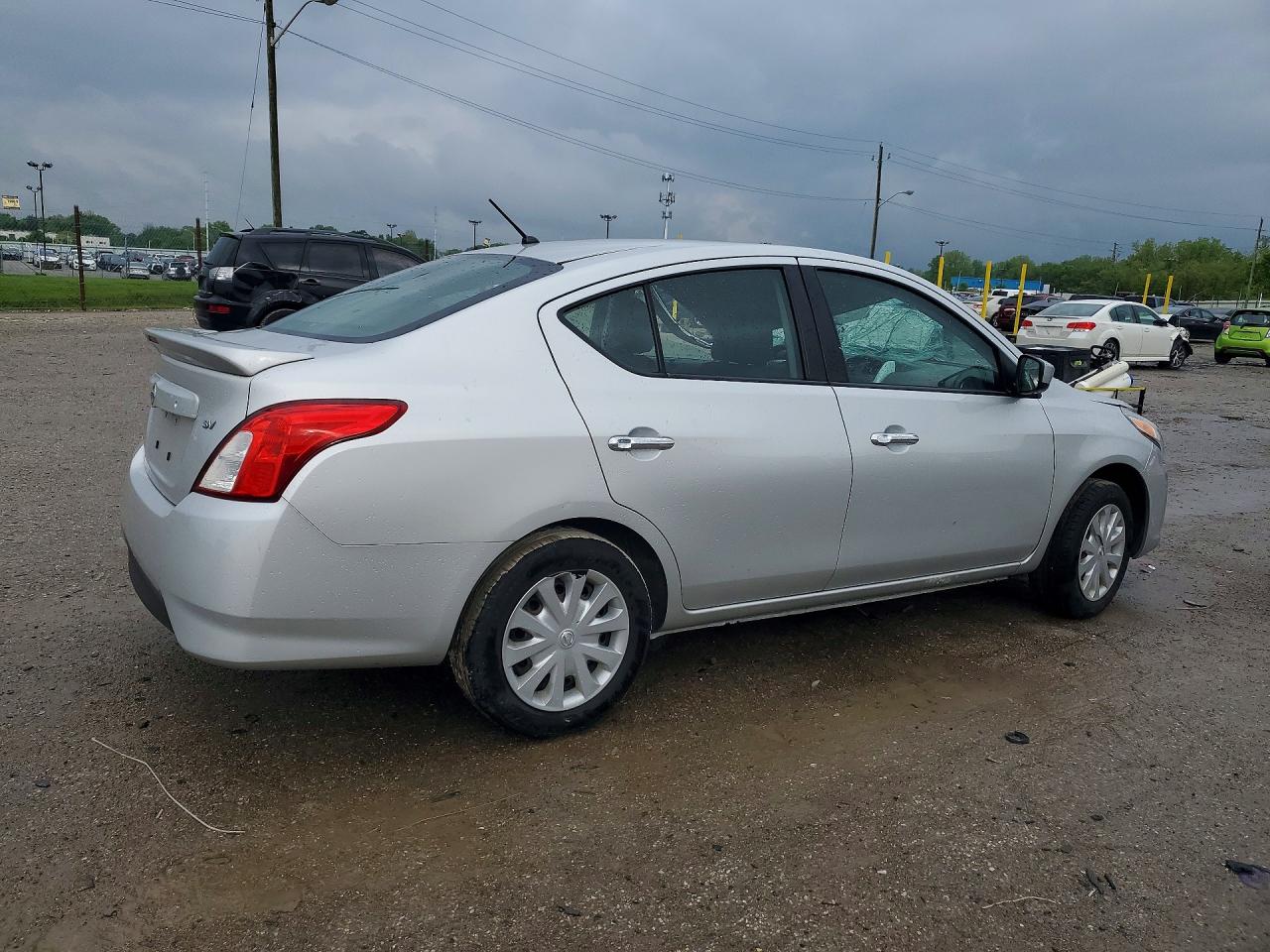 2018 NISSAN VERSA SV photo 7
