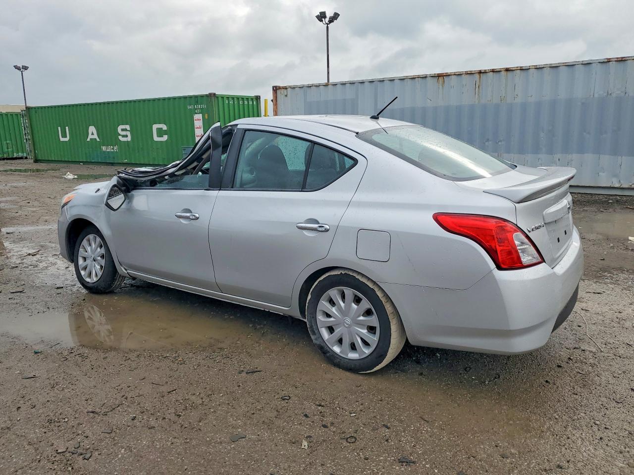 2018 NISSAN VERSA SV photo 4