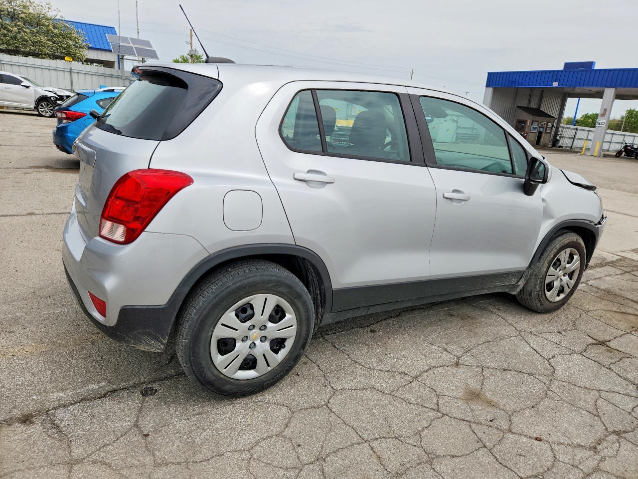 2017 CHEVROLET TRAX LS photo 3