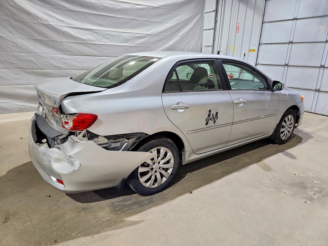 2013 TOYOTA COROLLA LE photo 3