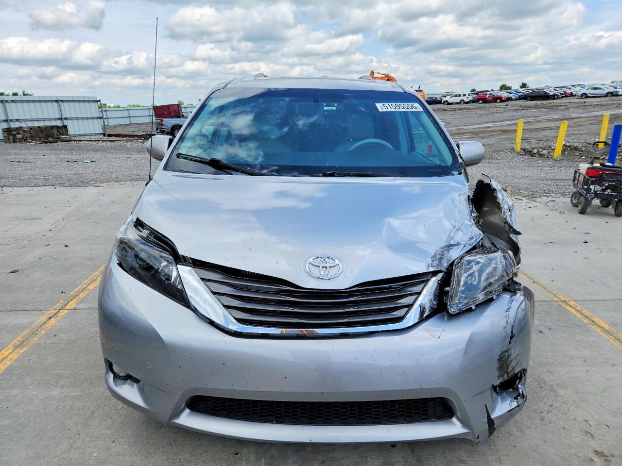 2013 TOYOTA SIENNA photo 9