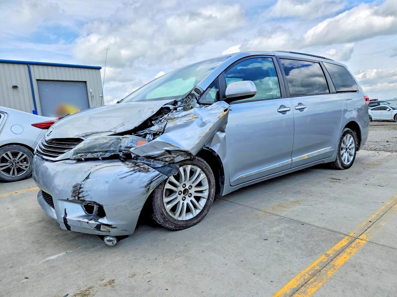 2013 TOYOTA SIENNA