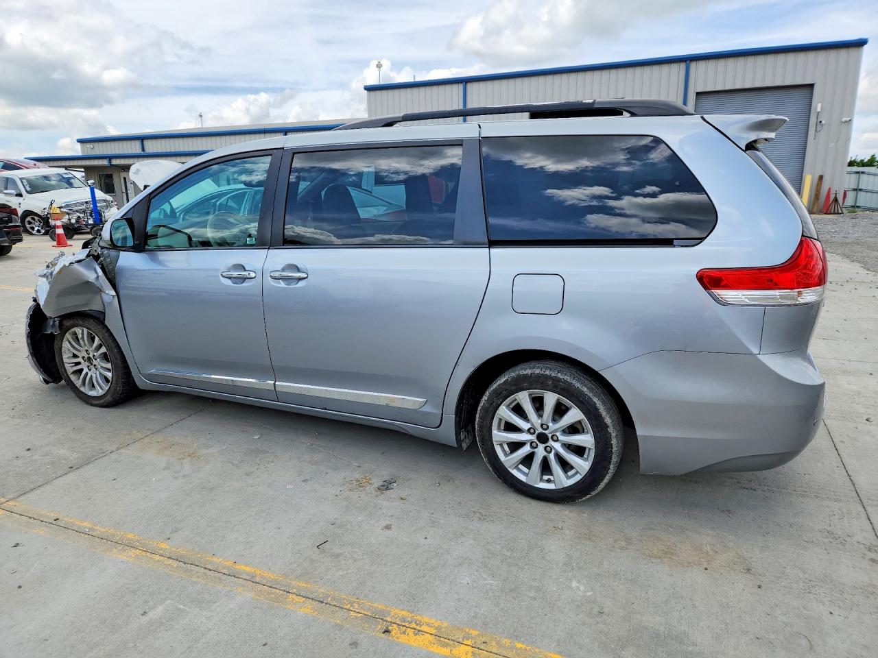 2013 TOYOTA SIENNA photo 3