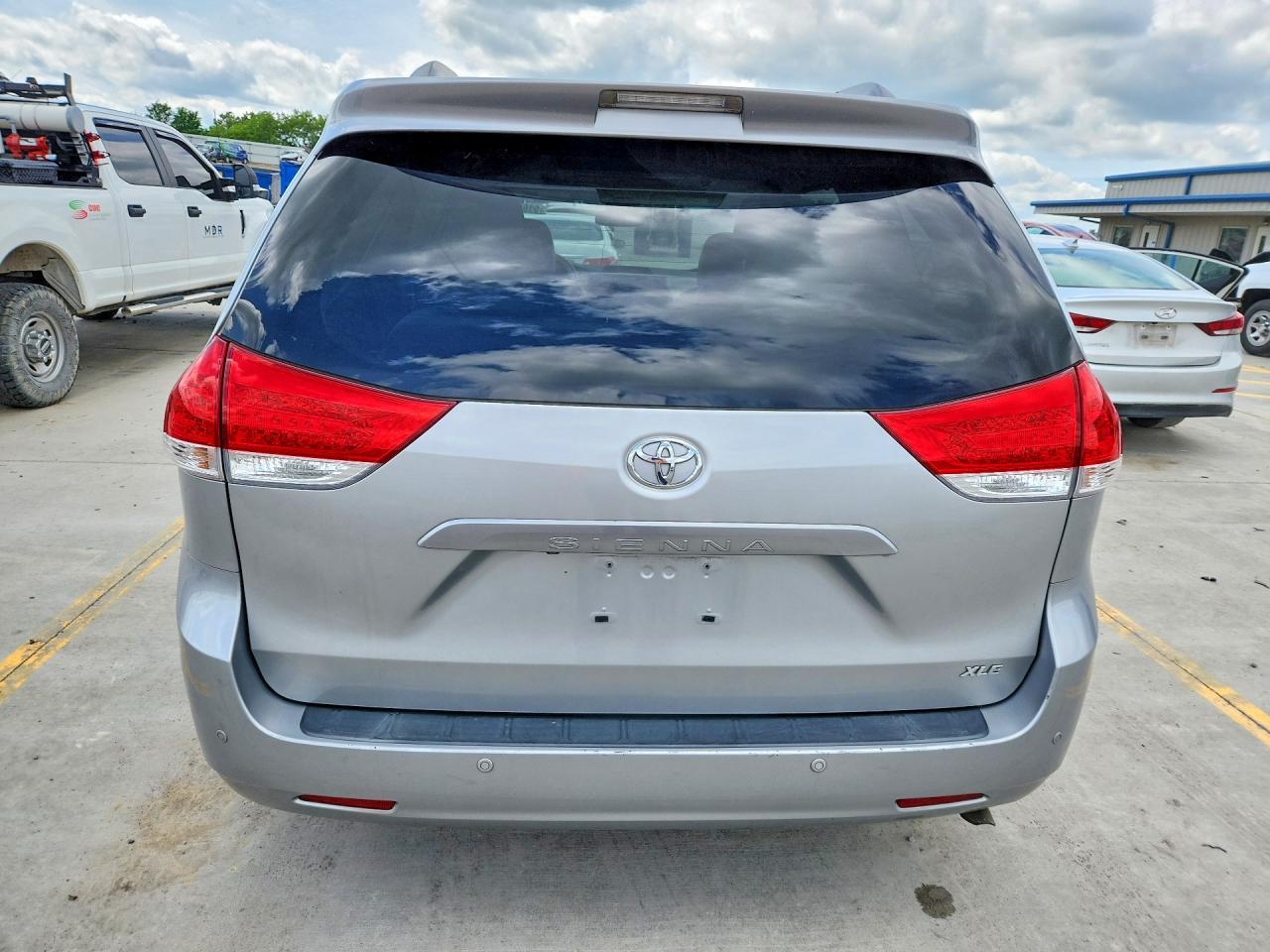 2013 TOYOTA SIENNA photo 11