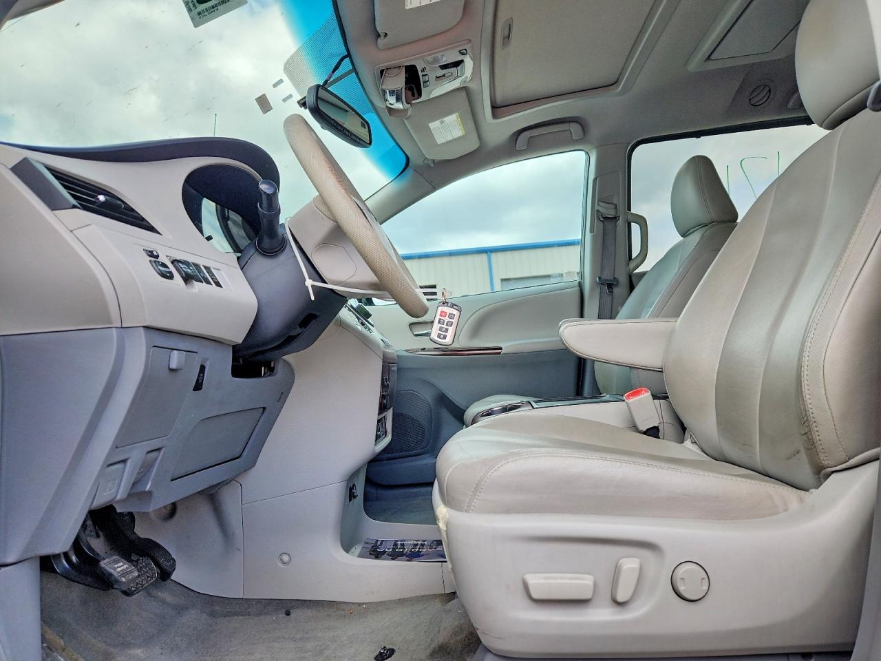 2013 TOYOTA SIENNA photo 13