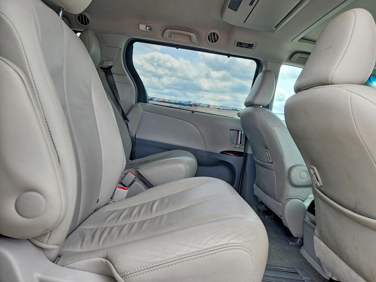 2013 TOYOTA SIENNA photo 21