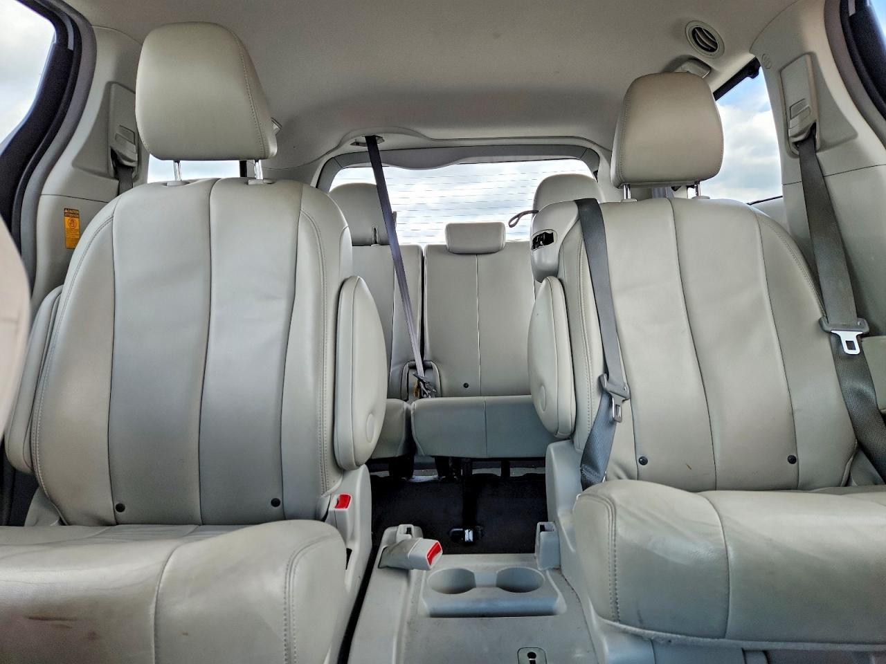 2013 TOYOTA SIENNA photo 19
