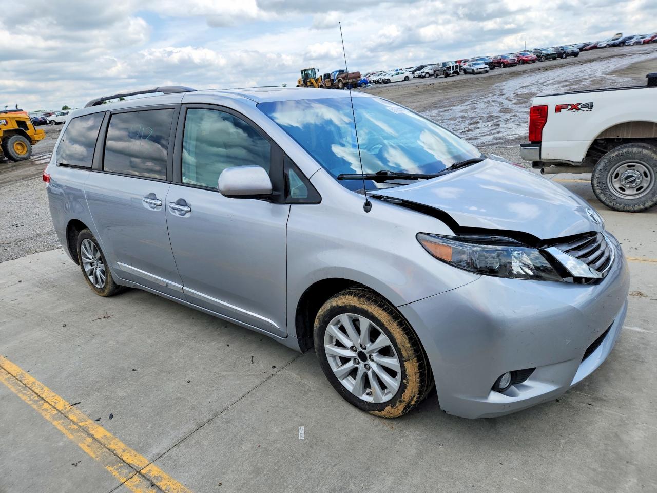 2013 TOYOTA SIENNA photo 7