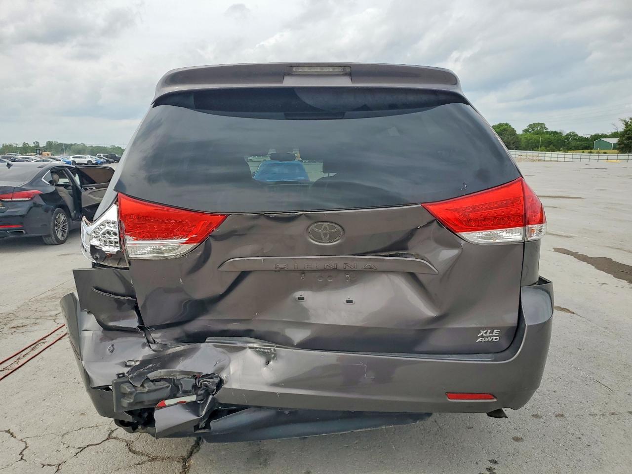2013 TOYOTA SIENNA XLE 7-PASSENGER photo 16