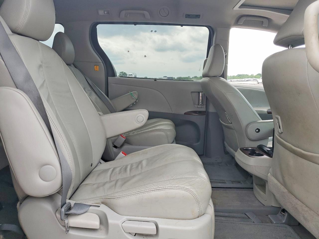2013 TOYOTA SIENNA XLE 7-PASSENGER photo 31