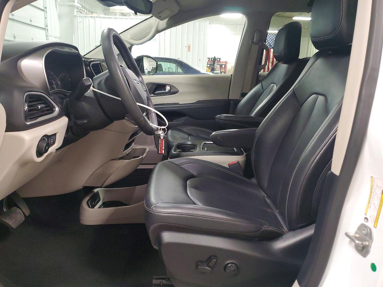 2024 CHRYSLER PACIFICA TOURING L photo 13