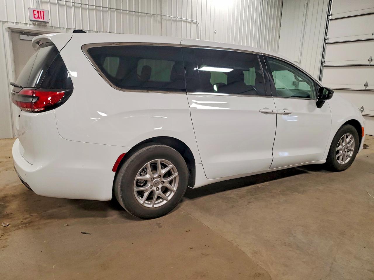 2024 CHRYSLER PACIFICA TOURING L photo 5