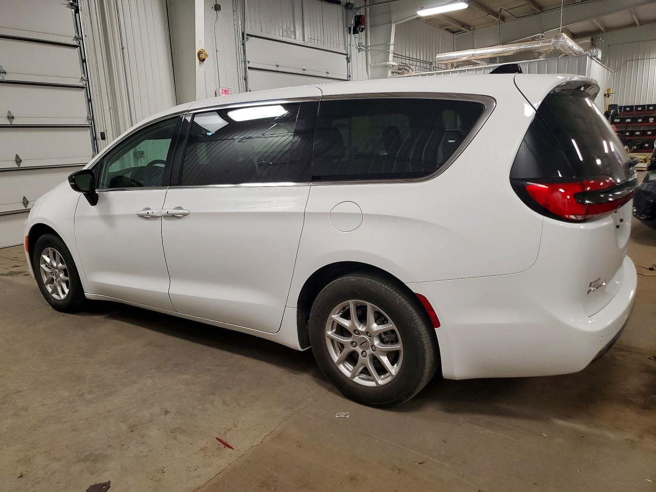 2024 CHRYSLER PACIFICA TOURING L photo 3