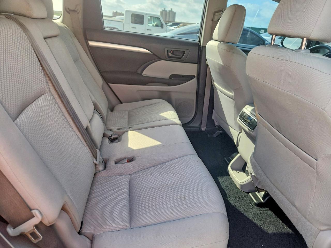 2019 TOYOTA HIGHLANDER LE photo 31