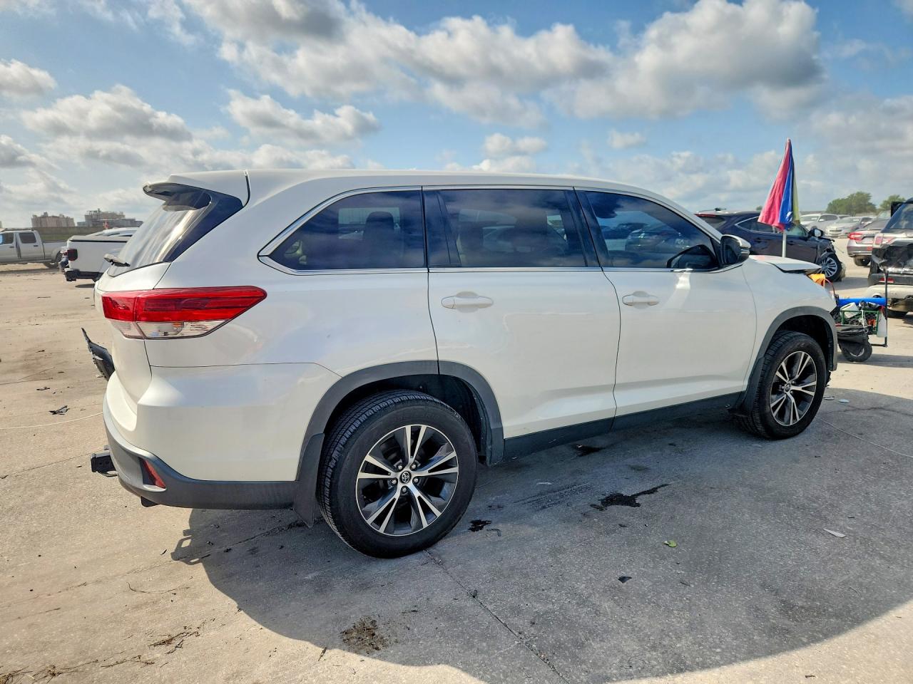 2019 TOYOTA HIGHLANDER LE photo 7