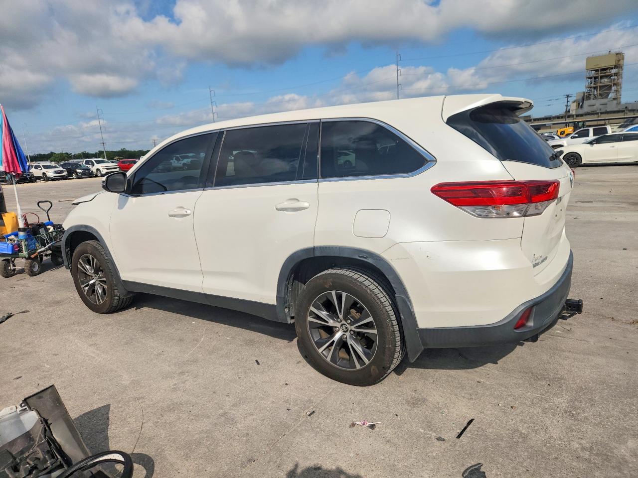 2019 TOYOTA HIGHLANDER LE photo 4