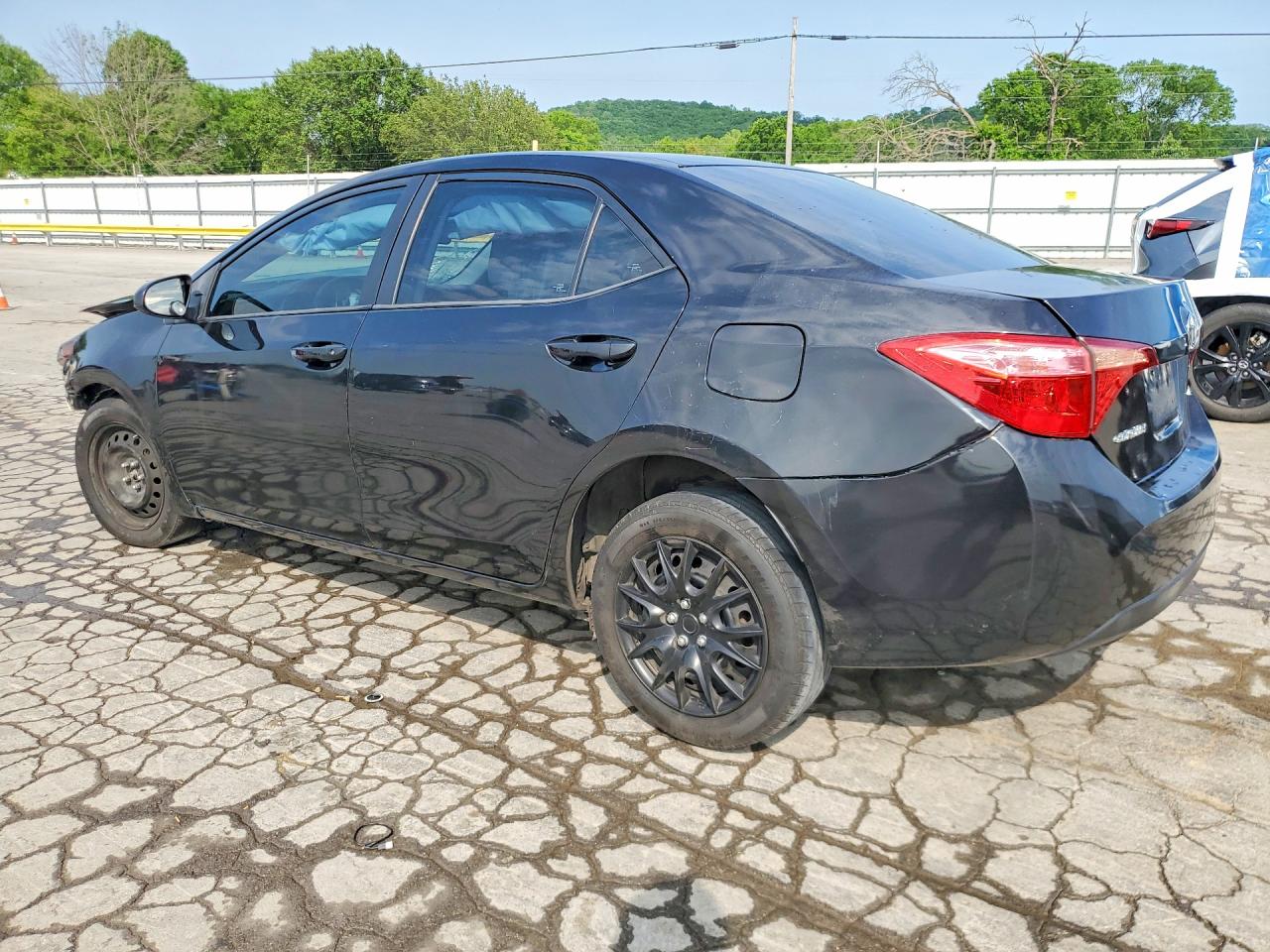 2018 TOYOTA COROLLA LE photo 3