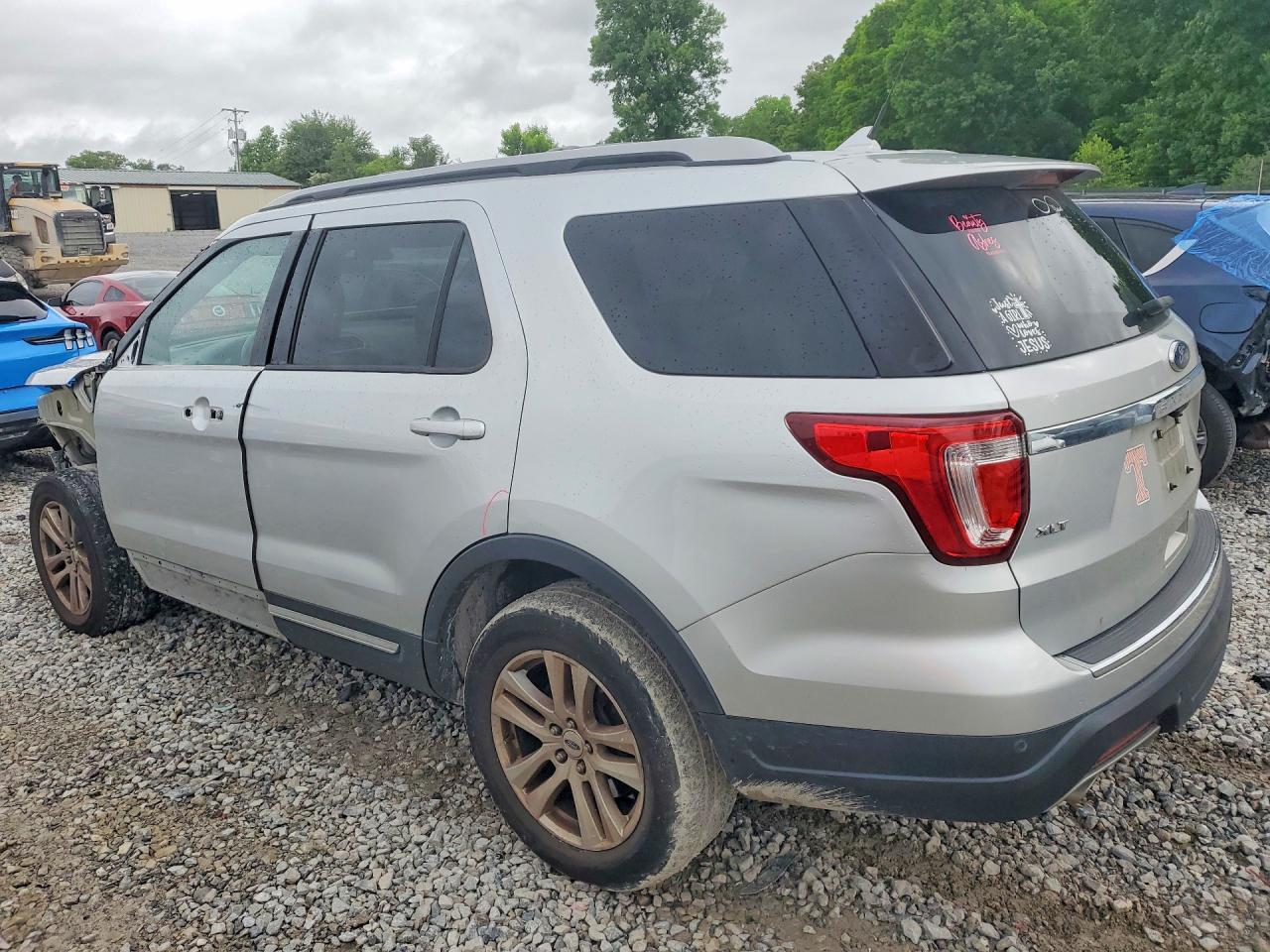 2018 FORD EXPLORER XLT photo 3