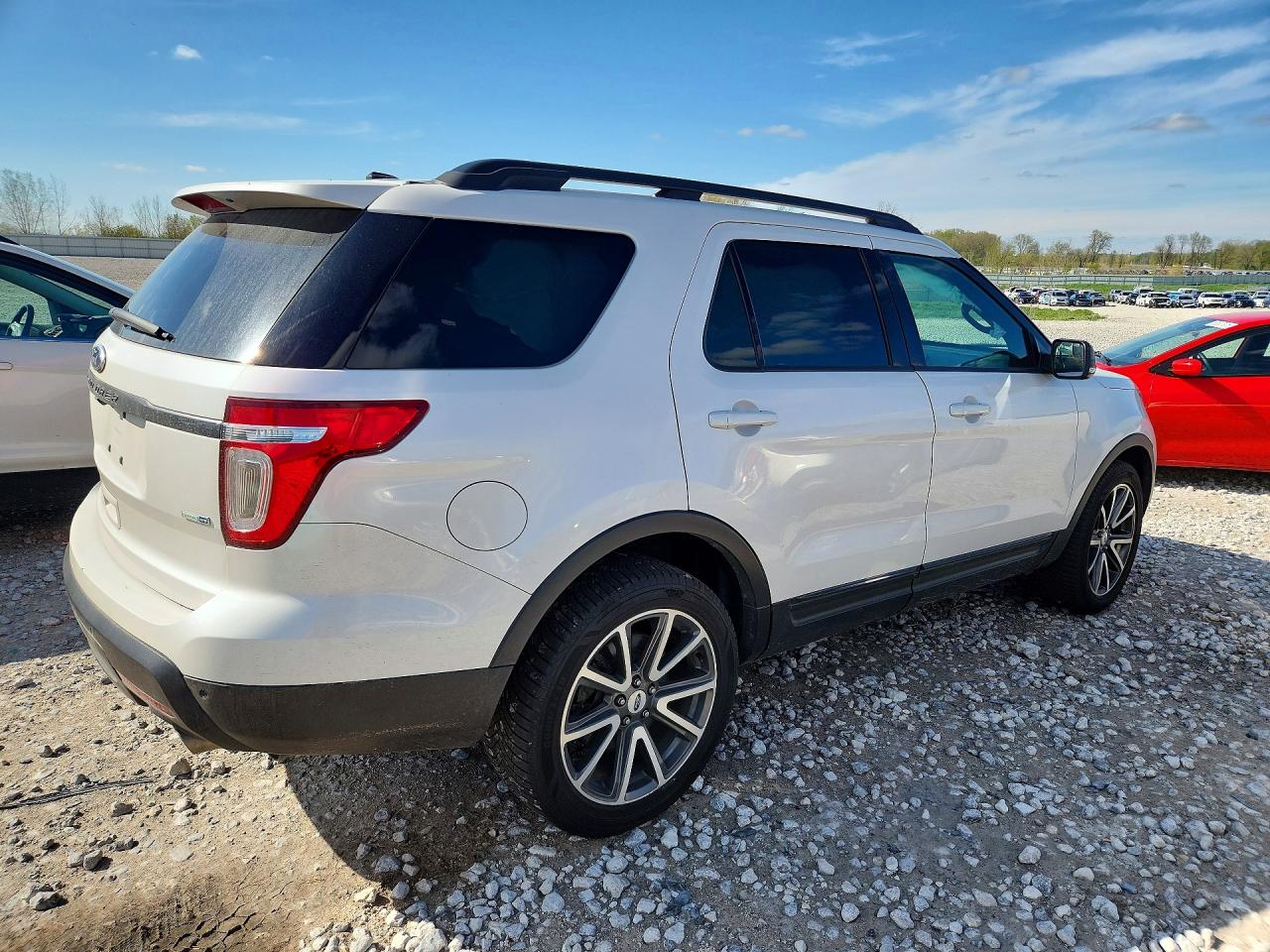 2015 FORD EXPLORER XLT photo 3