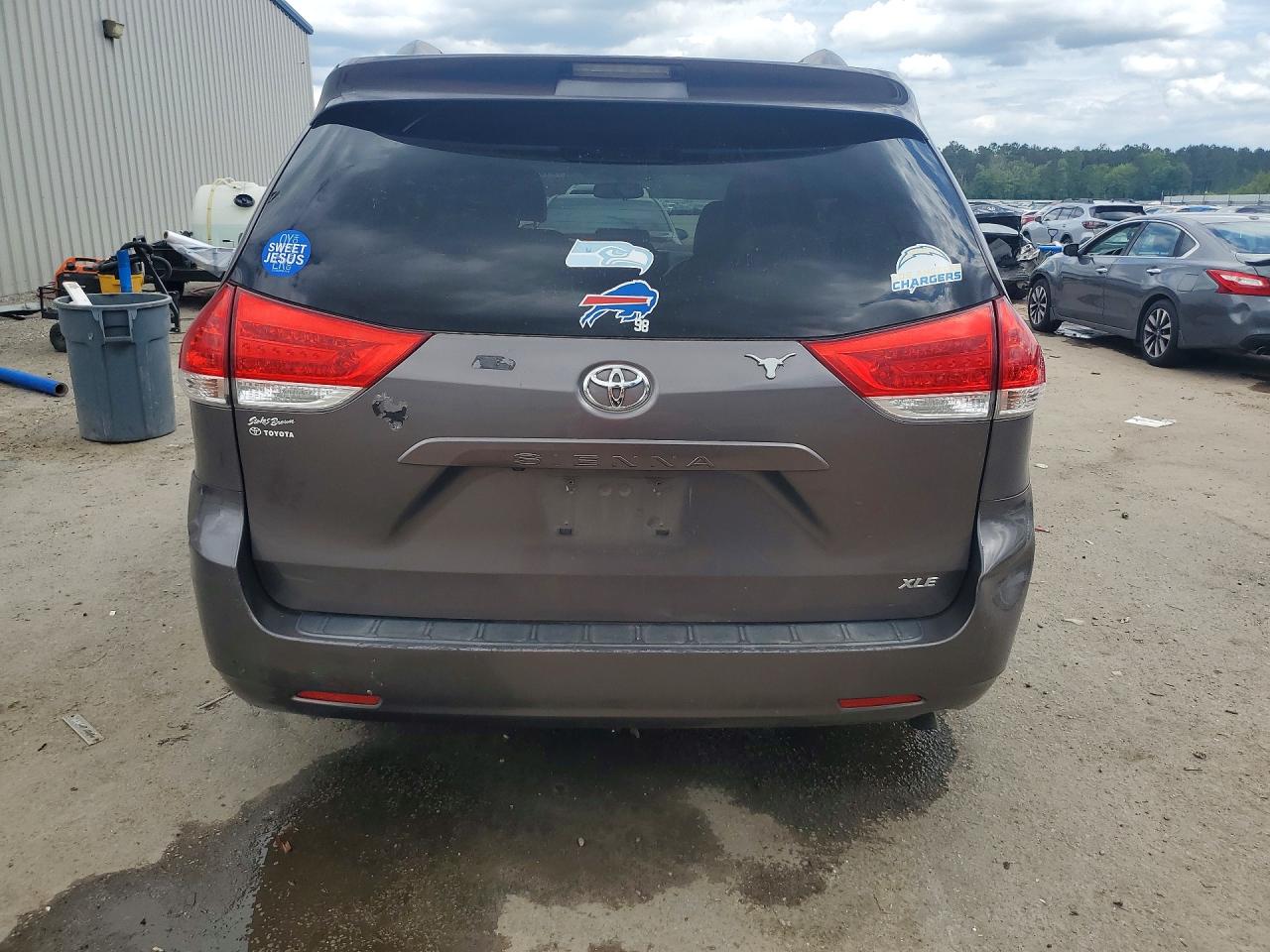 2013 TOYOTA SIENNA XLE 8-PASSENGER photo 11