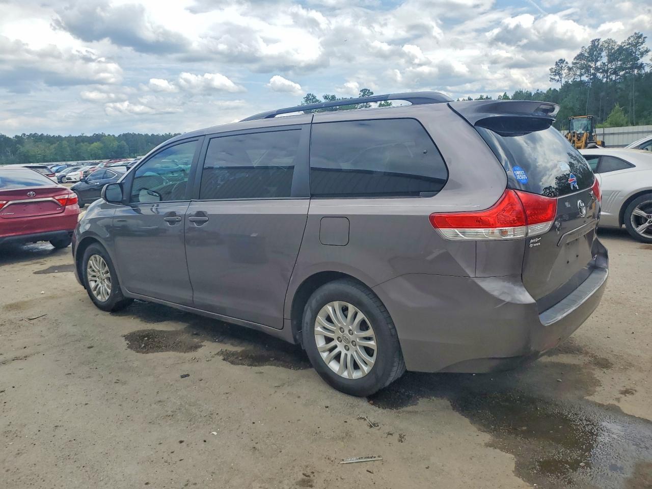 2013 TOYOTA SIENNA XLE 8-PASSENGER photo 3