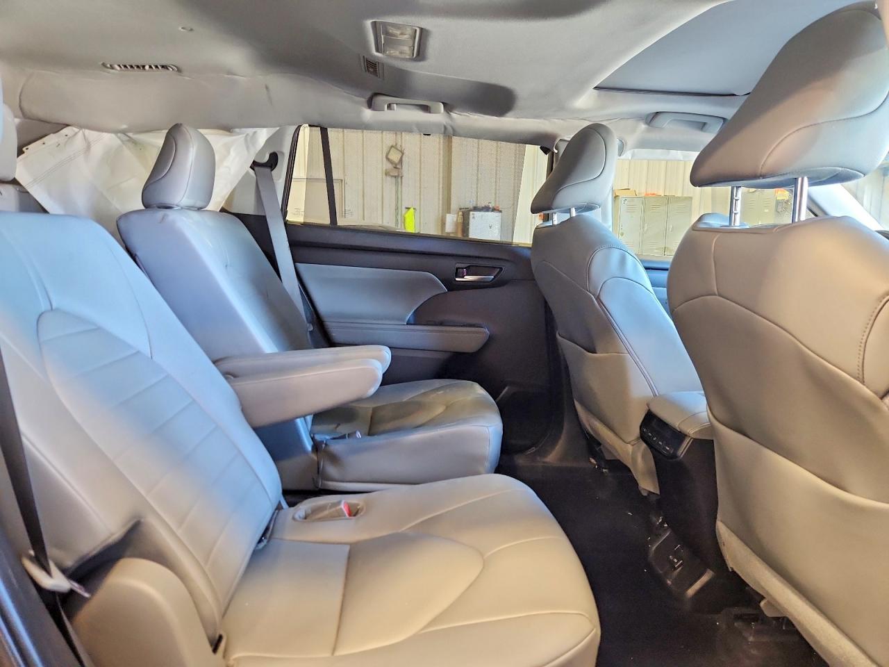 2023 TOYOTA HIGHLANDER XLE photo 21