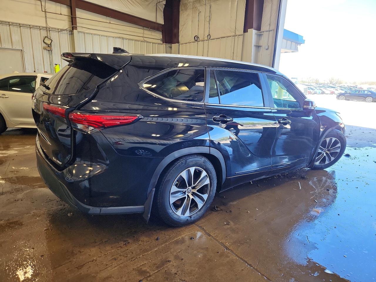 2023 TOYOTA HIGHLANDER XLE photo 5