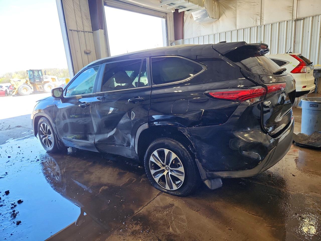 2023 TOYOTA HIGHLANDER XLE photo 3