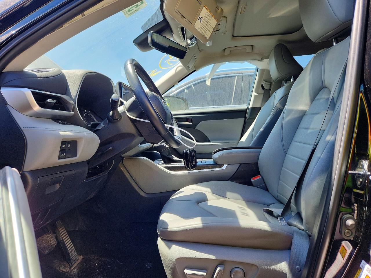 2023 TOYOTA HIGHLANDER XLE photo 13