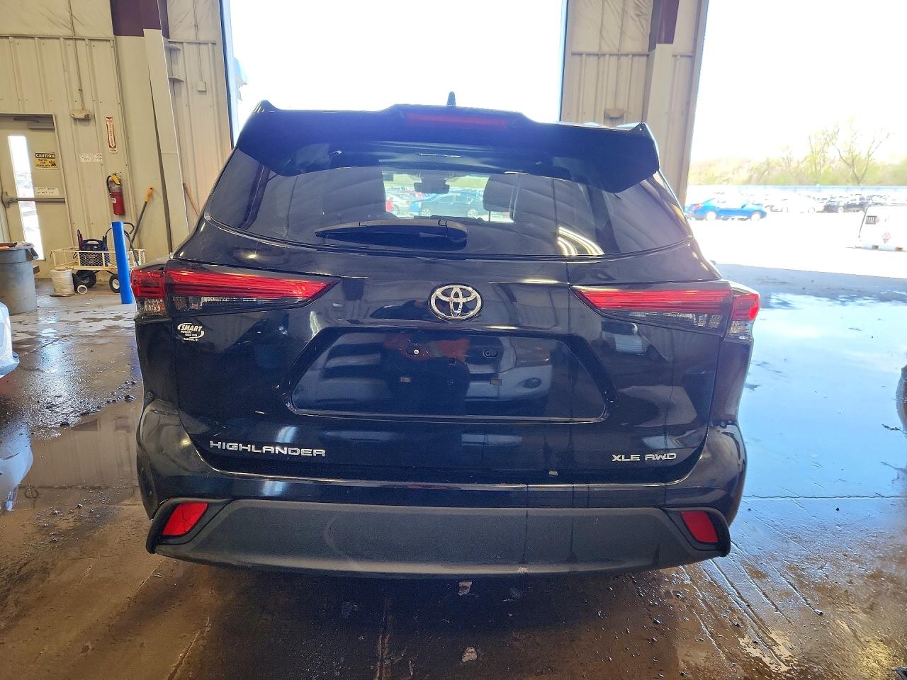 2023 TOYOTA HIGHLANDER XLE photo 11