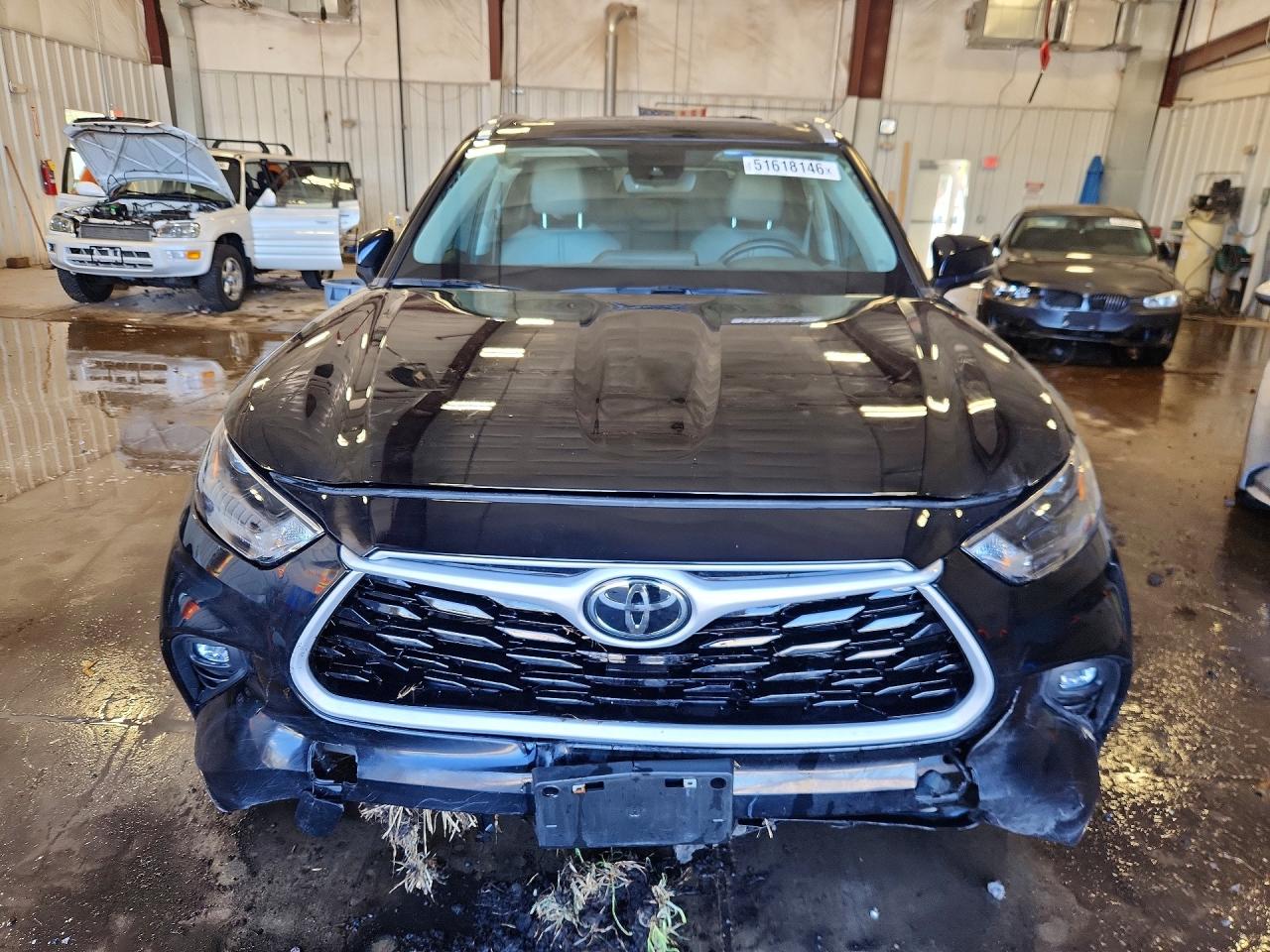 2023 TOYOTA HIGHLANDER XLE photo 9
