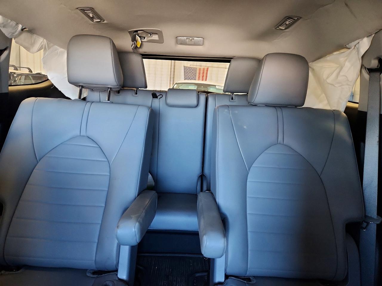 2023 TOYOTA HIGHLANDER XLE photo 19