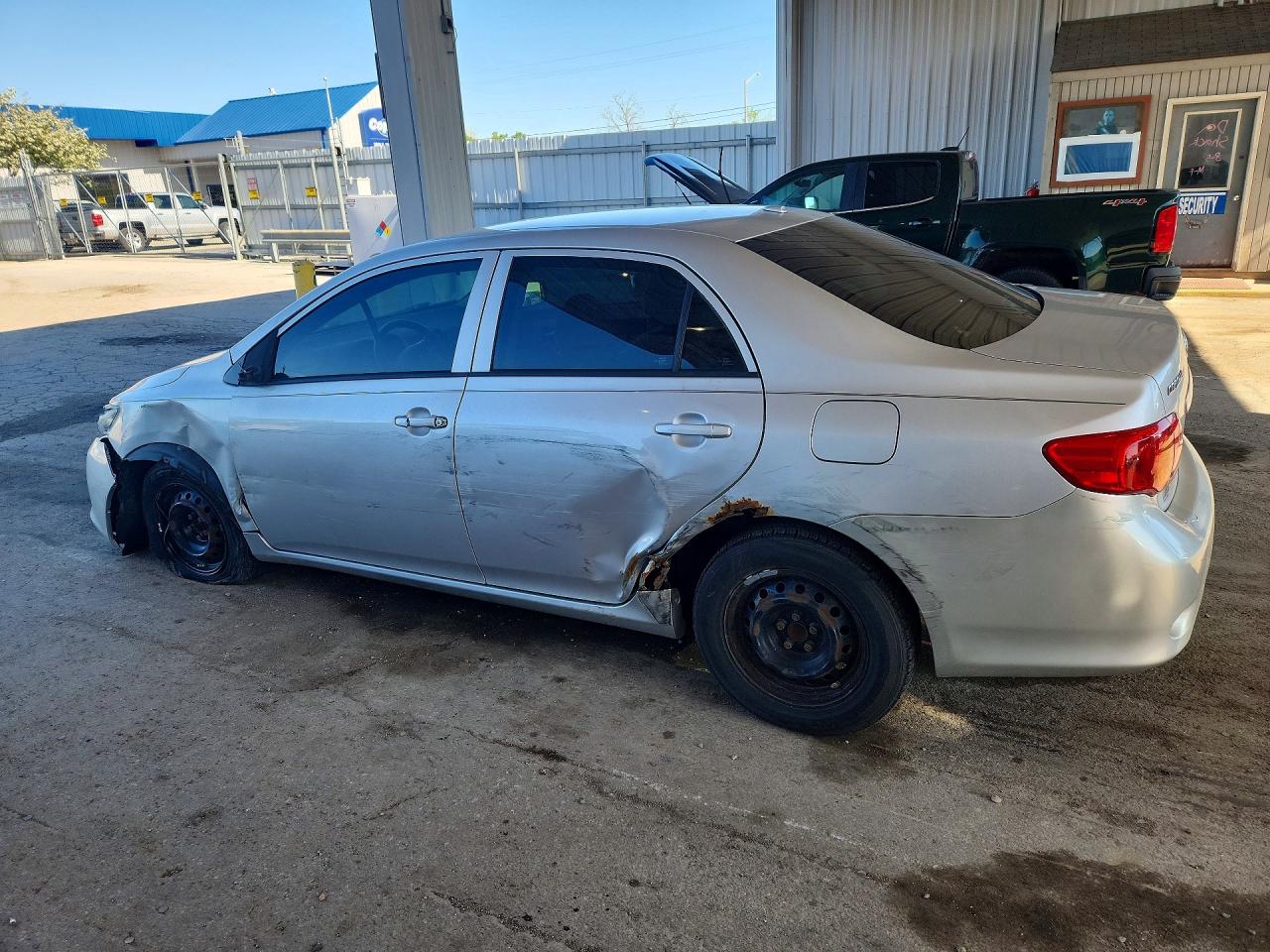 2010 TOYOTA COROLLA LE photo 4