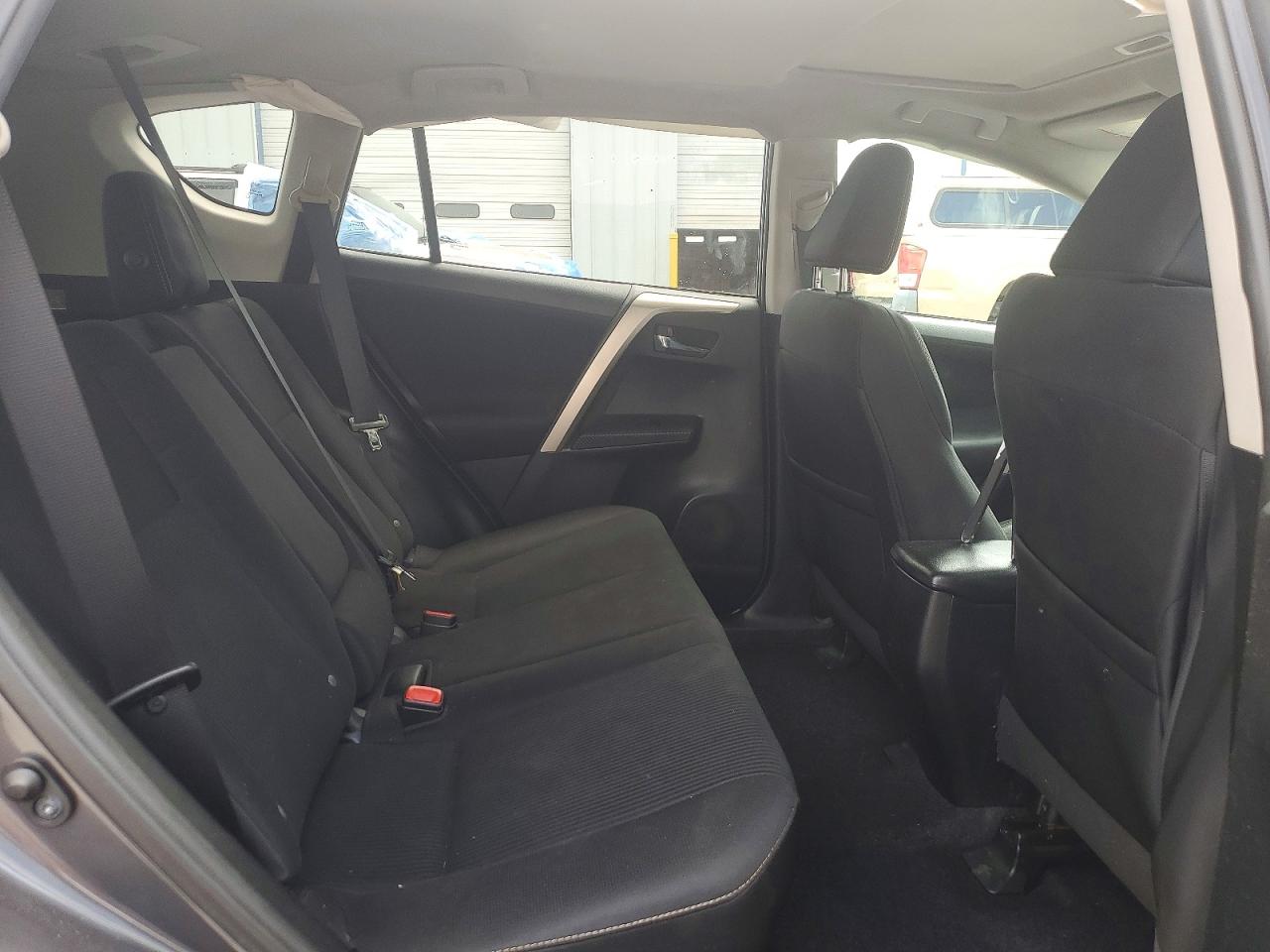 2015 TOYOTA RAV4 XLE photo 31