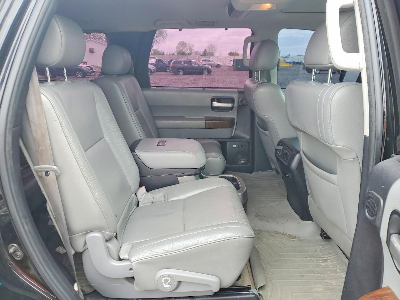 2010 TOYOTA SEQUOIA PLATINUM photo 31