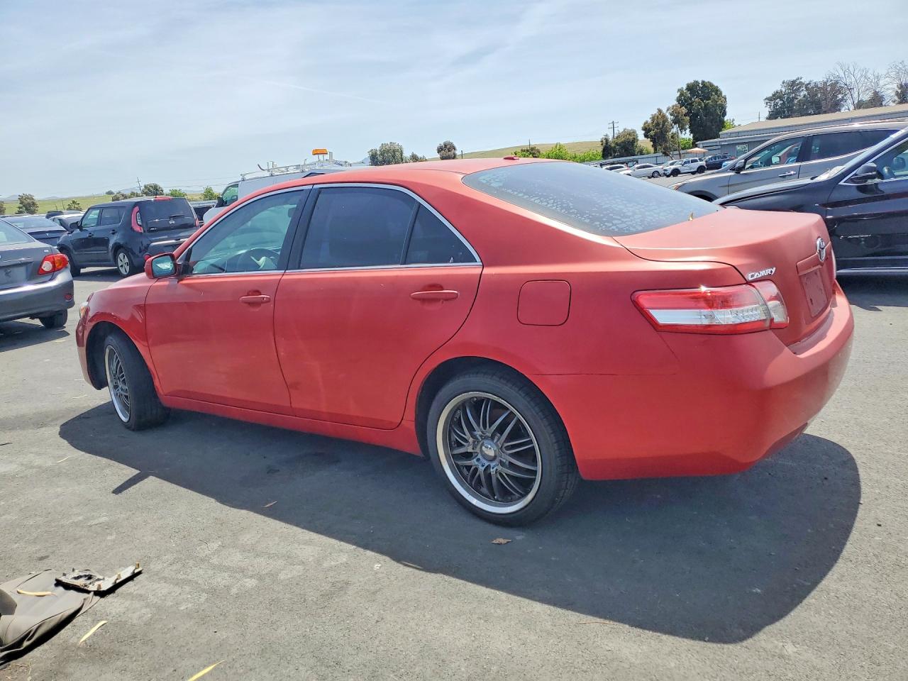 2010 TOYOTA CAMRY LE photo 3