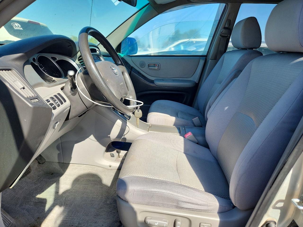 2005 TOYOTA HIGHLANDER BASE photo 13