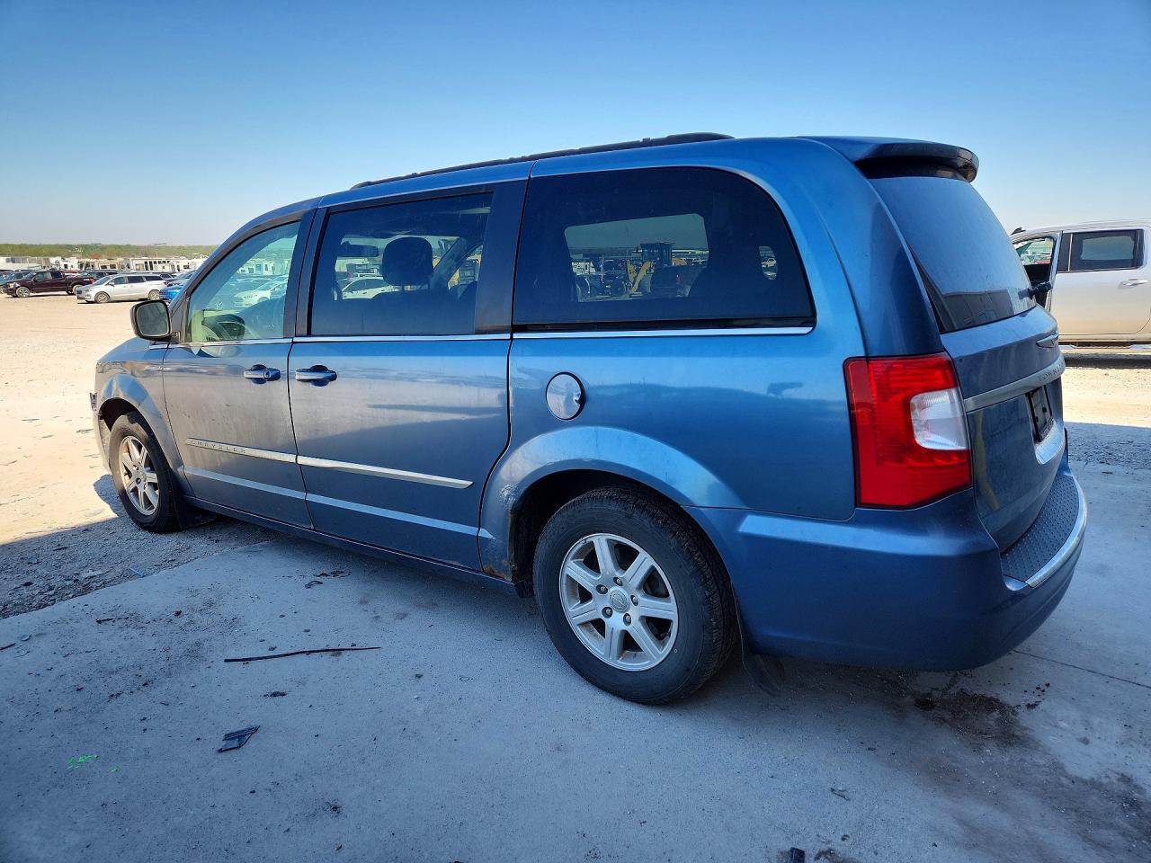 2011 CHRYSLER TOWN & COUNTRY TOURING photo 4