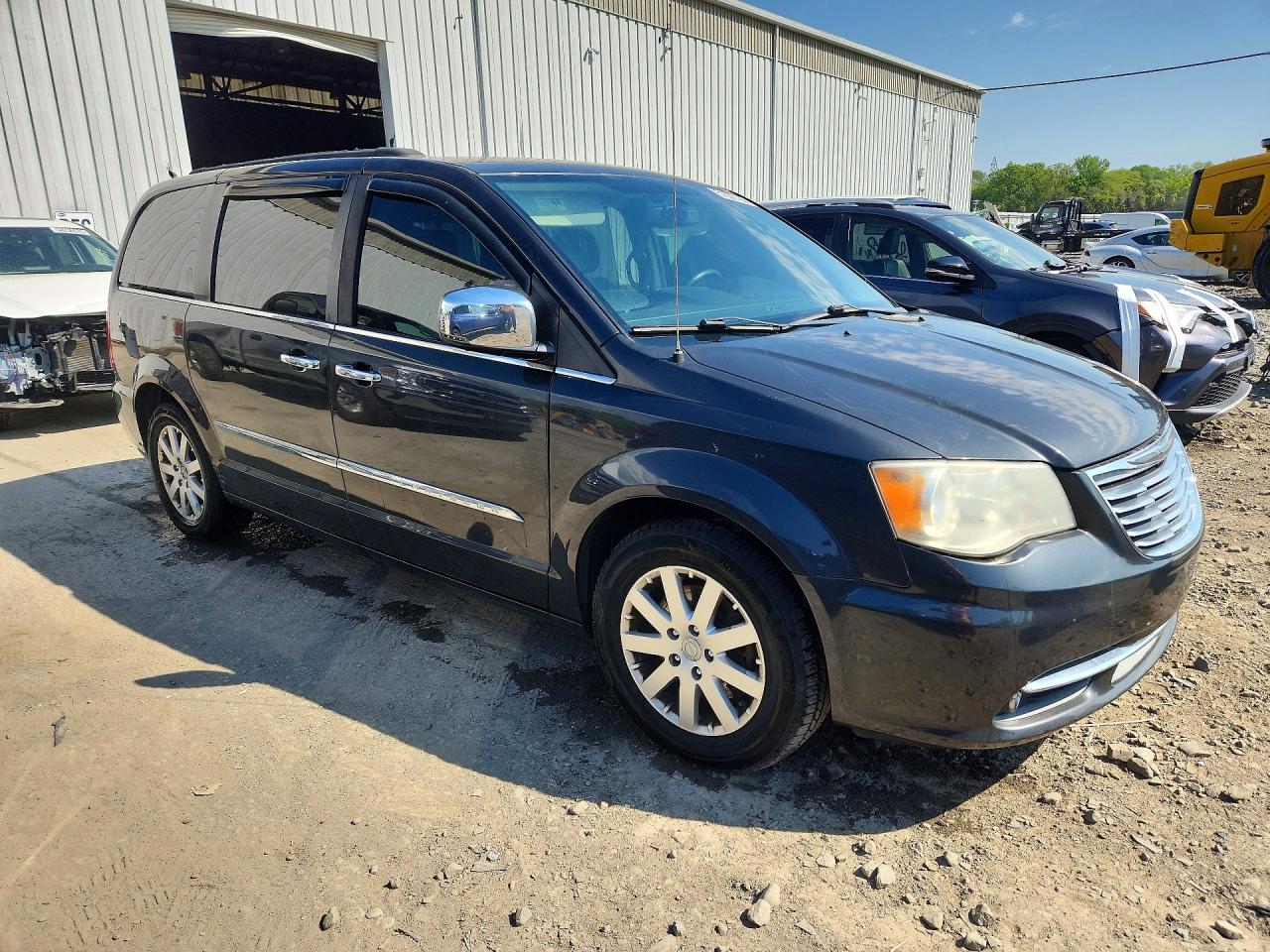 2012 CHRYSLER TOWN & COUNTRY TOURING L photo 4