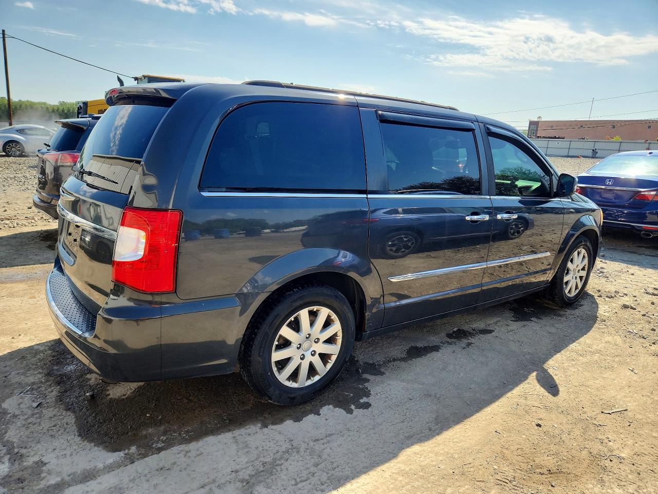 2012 CHRYSLER TOWN & COUNTRY TOURING L photo 3