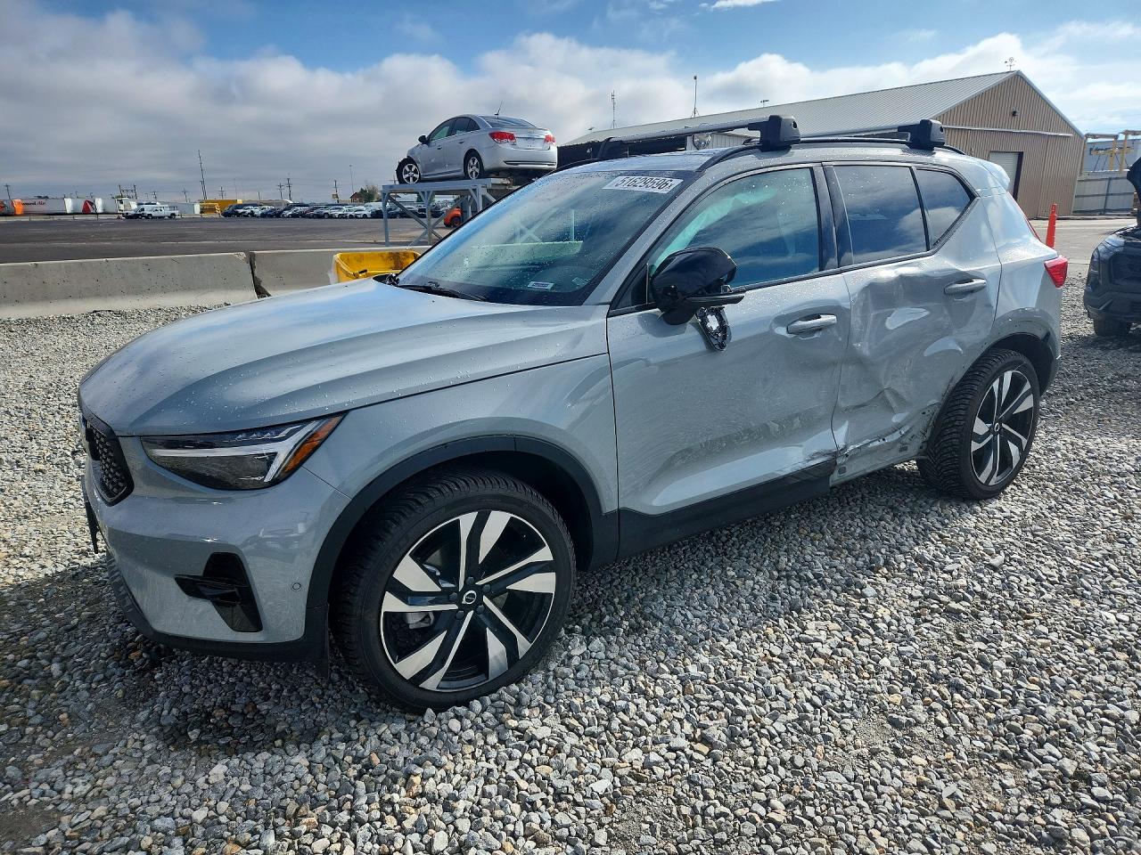 2024 VOLVO XC40