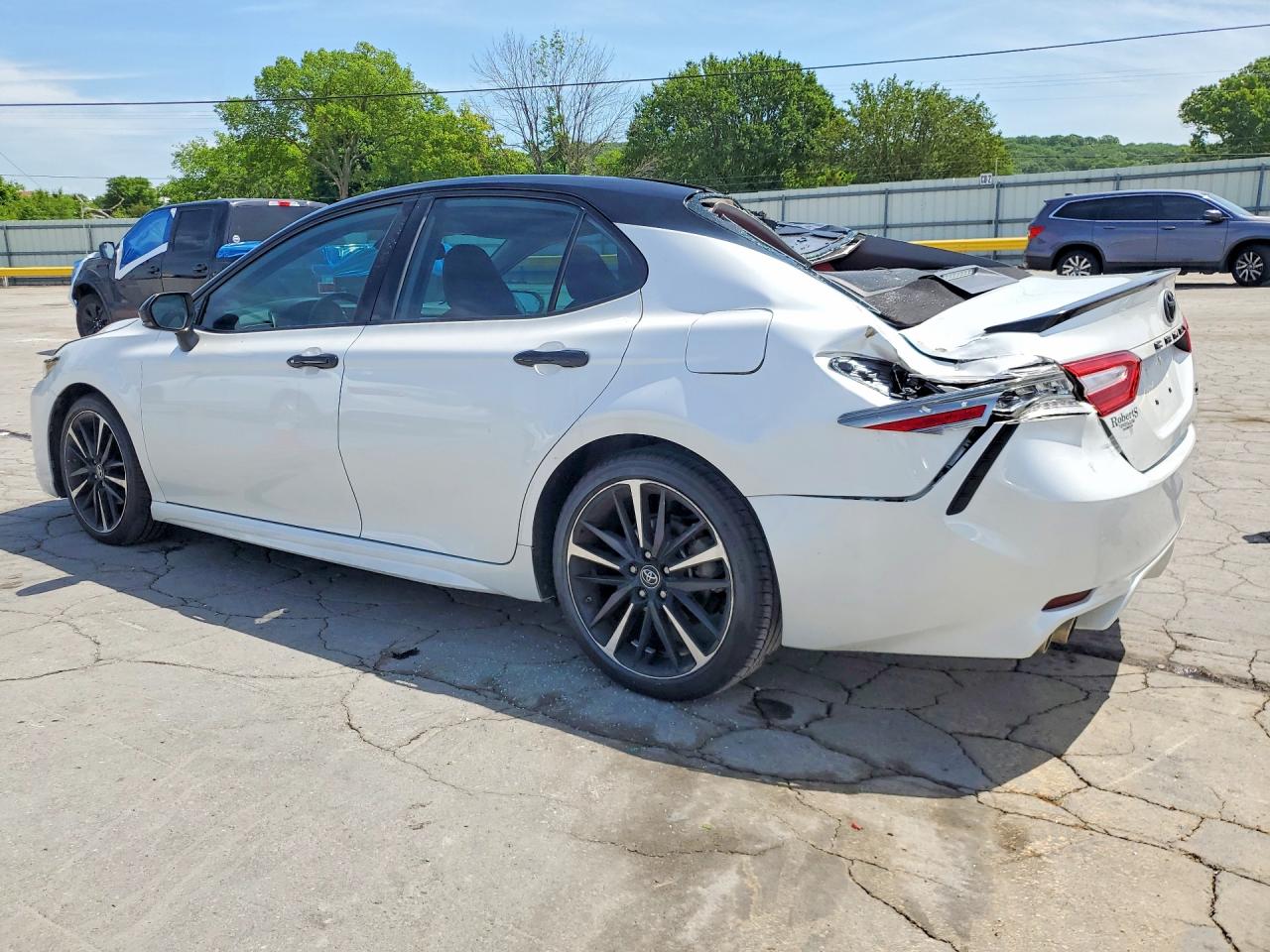 2019 TOYOTA CAMRY XSE photo 3