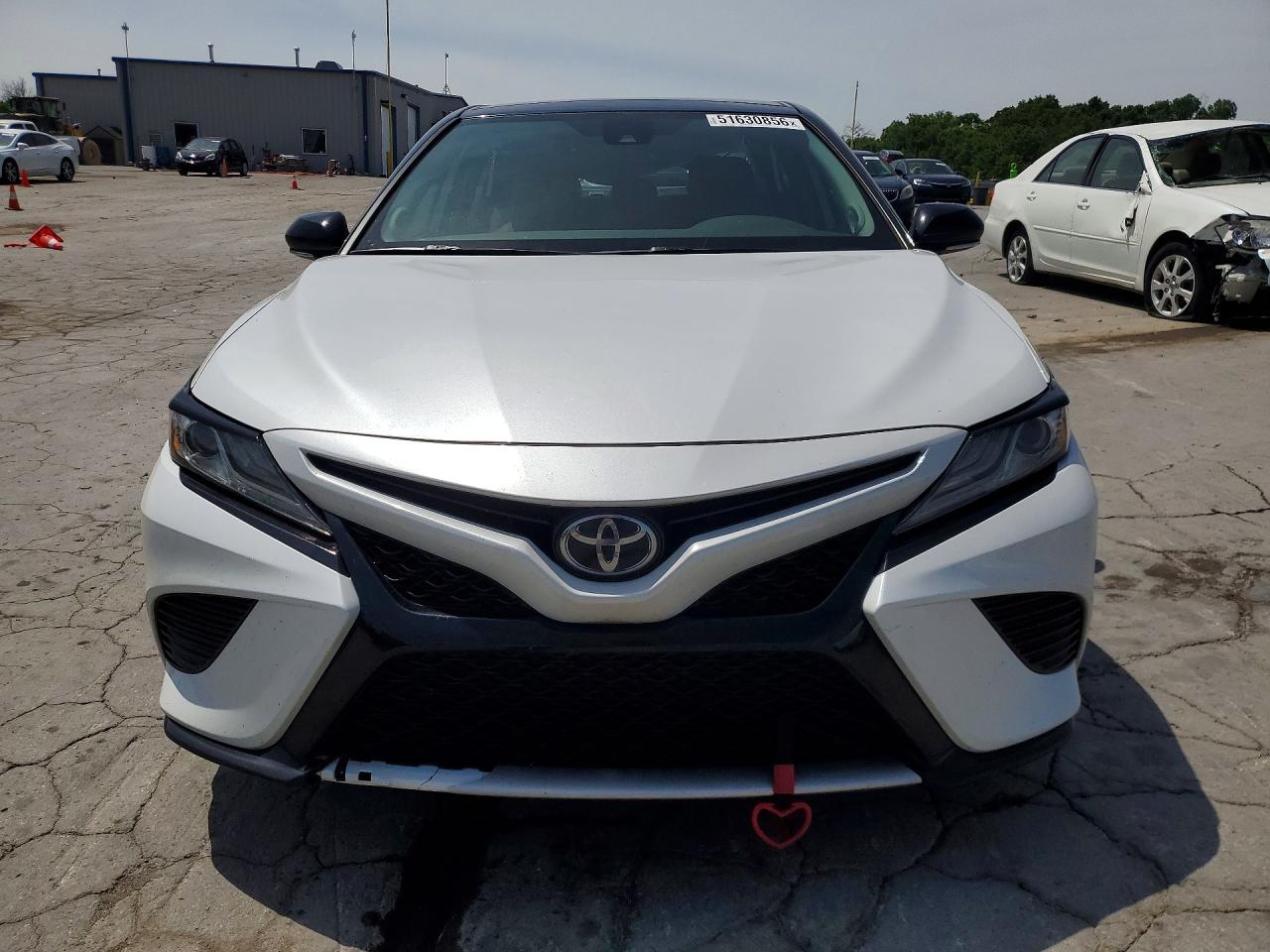2019 TOYOTA CAMRY XSE photo 9