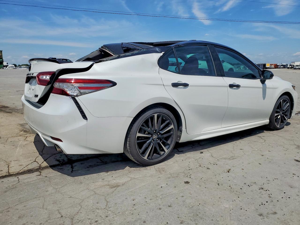 2019 TOYOTA CAMRY XSE photo 5