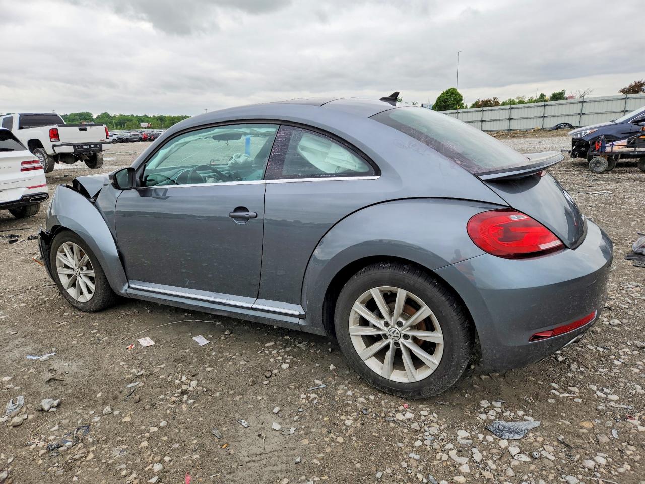2018 VOLKSWAGEN BEETLE SE photo 2