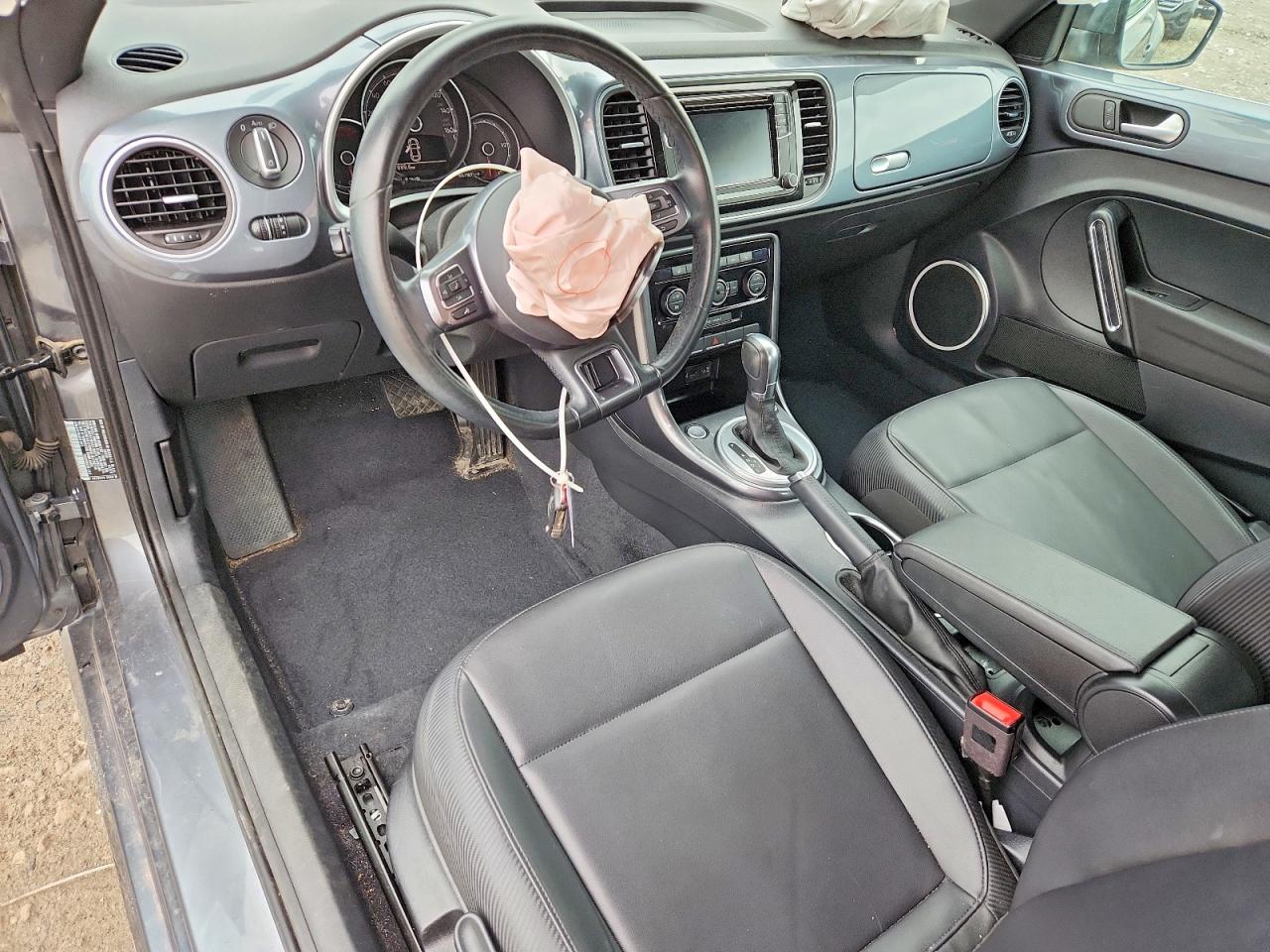 2018 VOLKSWAGEN BEETLE SE photo 8