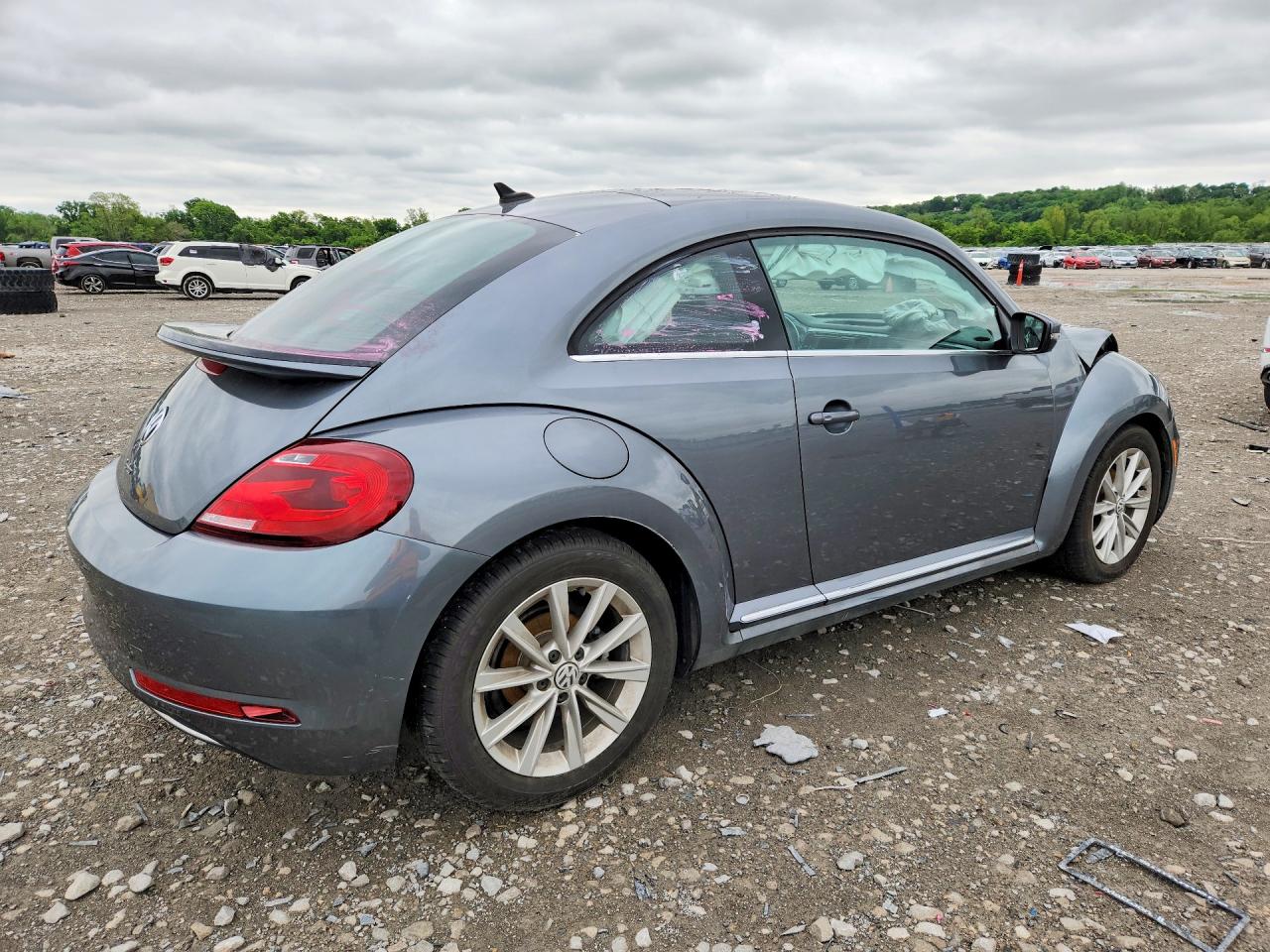 2018 VOLKSWAGEN BEETLE SE photo 3