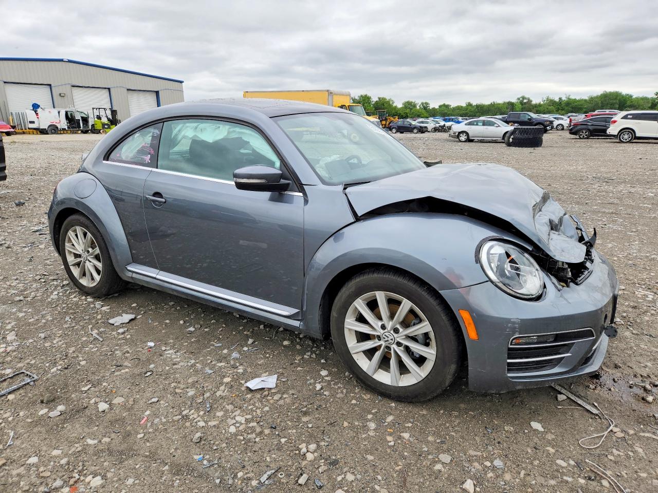 2018 VOLKSWAGEN BEETLE SE photo 4