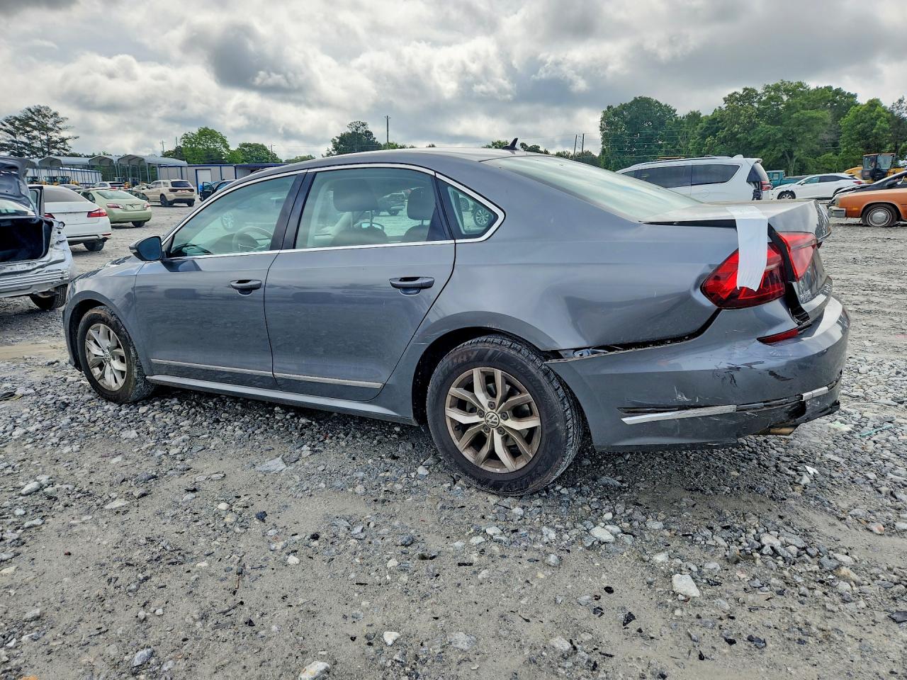 2017 VOLKSWAGEN PASSAT S photo 4